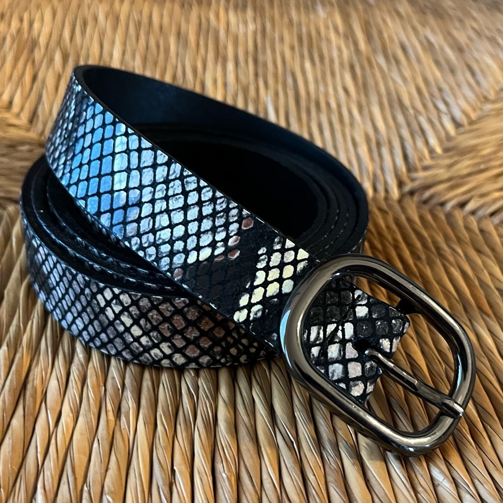Ladies Size 3X black and white snakeskin look genuine leather Canadian made belt